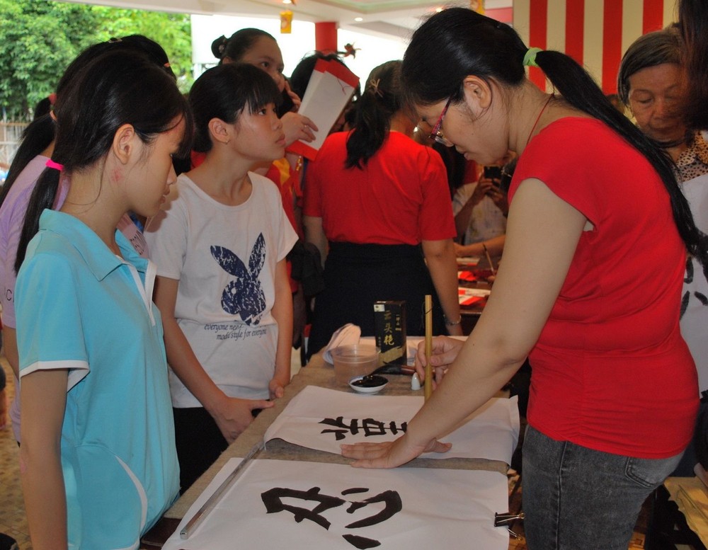 華青謝燕萍參加書贈也吸引許多越華青少年的關注。