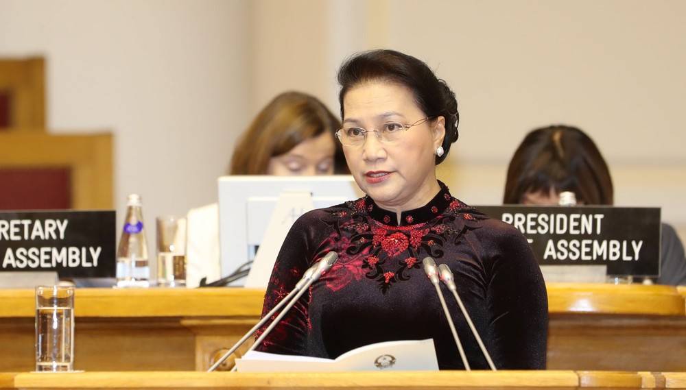 國會主席阮氏金銀在第137屆大會上發言。(第四版)