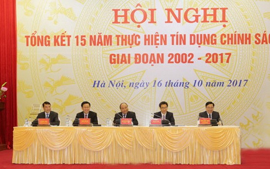 政府總理阮春福(中)主持了2002-2017年階段社會政策信用落實15年全國視像總結會議。（圖源：太平）