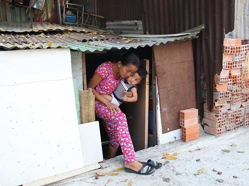 平盛郡潘文欣街某民戶在街道整飭和拓寬 後，屋基比路面低很多。