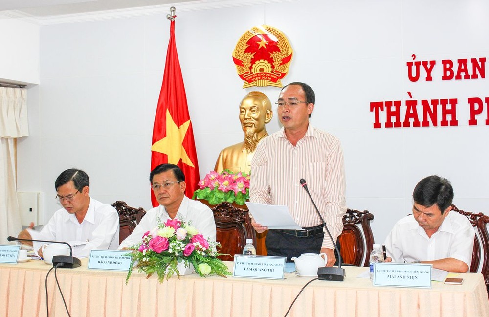 圖為安江省人委會副主席林光詩(右二)在會議上發言。（圖源：英科）