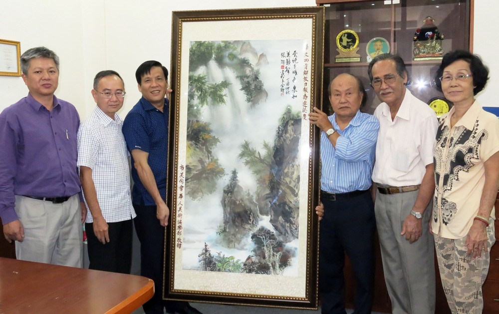 華人美術俱樂部祝賀本報