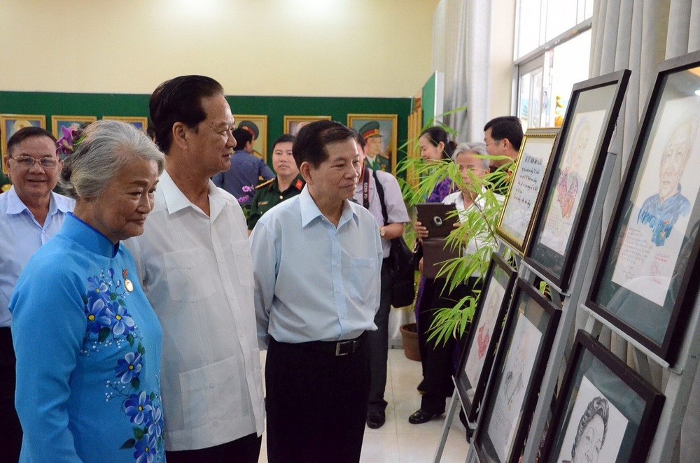 原黨、國家領導觀看展覽作品。