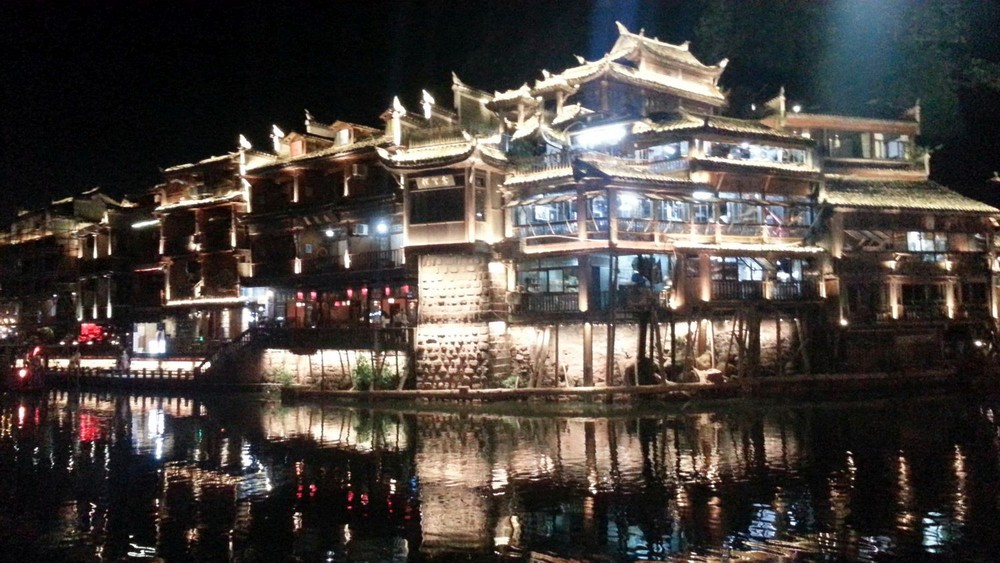 鳳凰古城流光溢彩的夜景。