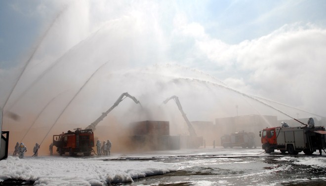 市人委會昨(21)日在第二郡桔萊港舉行防範爆破、化學毒劑洩漏、救援演習活動。（圖源：孟玲/越通社）
