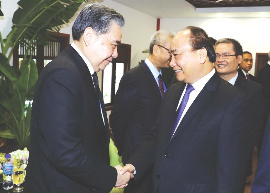 阮春福總理與各代表交談。