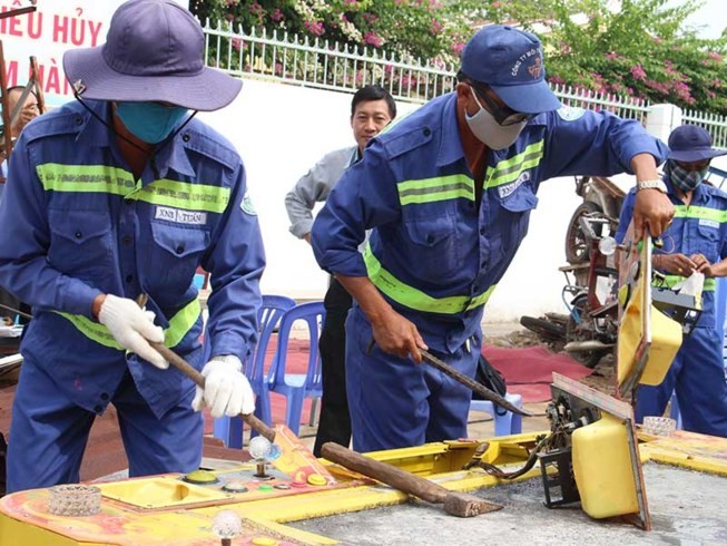 平新郡職能幹部銷毀捕魚機。