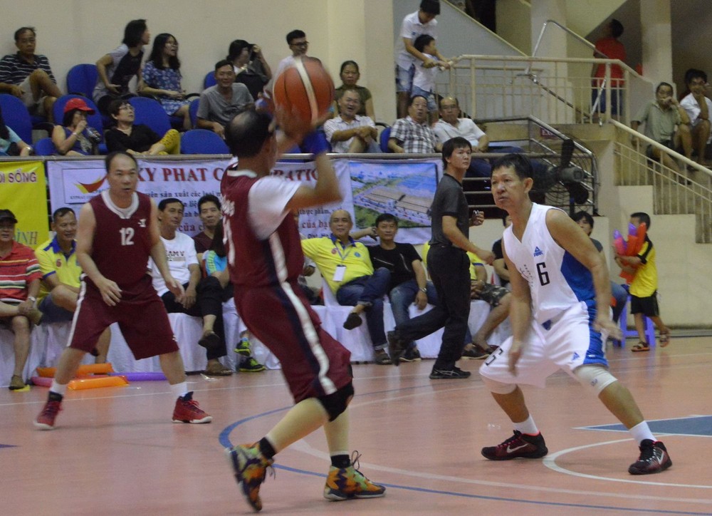 第五郡友誼隊（紅衣）對新加坡千禧隊比賽一瞥。