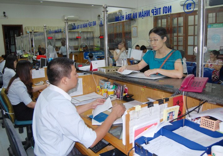 企業在繳納社會保險費。（示意圖源：互聯網）