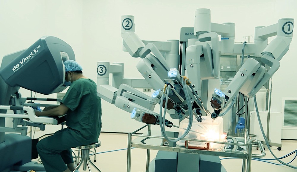 外科醫生實習操作4臂床旁機器人手術系統。(圖源:互聯網)