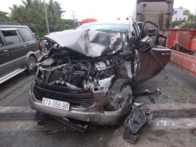 猛烈的碰撞導致7座汽車車頭破爛，司機被卡在駕駛座位上，民眾撬開車門送去急救。