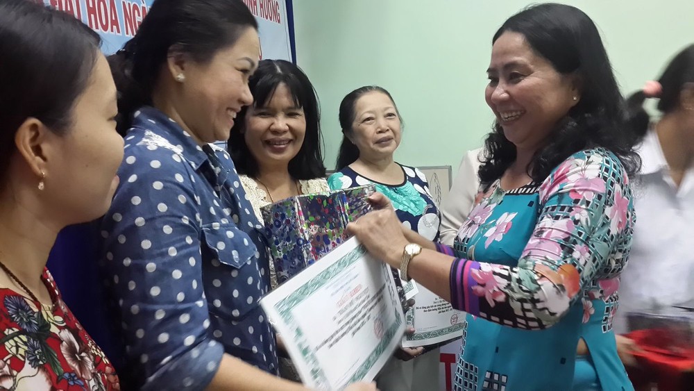 華人商販陳美月獲得“新商販”獎（左二）。