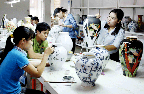 明隆一公司員工精心製造具民族特色產品。（圖源：Q.Chiến）