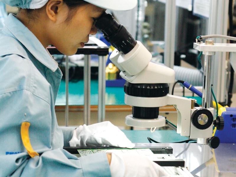 河內市北昇龍工業區松下企業的員工在做研究。