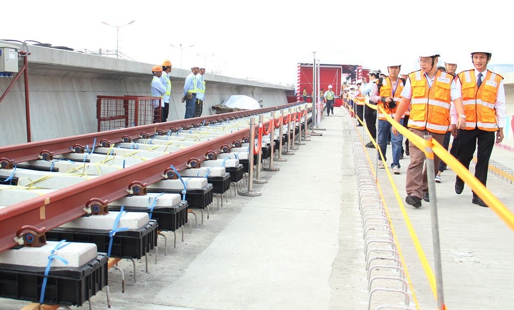 鐵軌敷設現場。