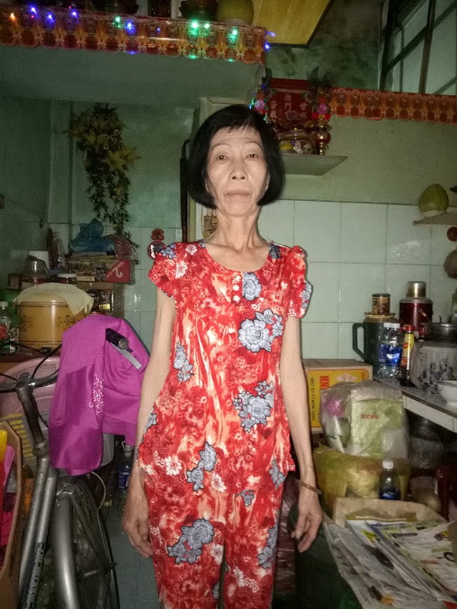 姚杏蓮長期營養不足，身體很瘦弱。