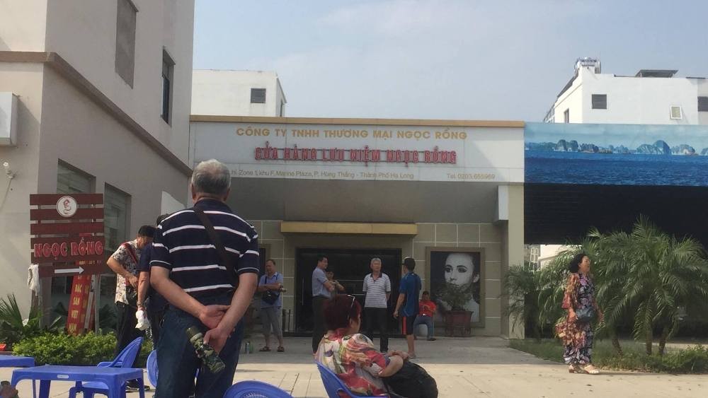 被暫停營業的玉龍商店。（圖源：Vietnamnet）