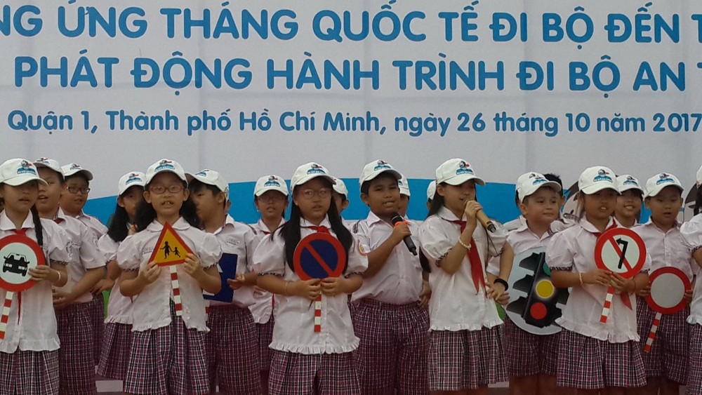 學生表演遵守交規歌曲。