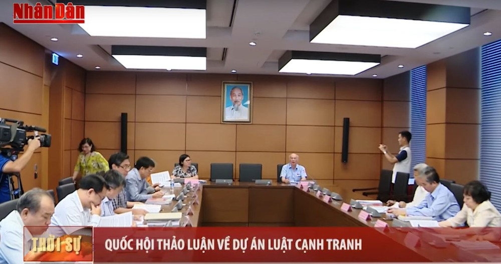 國會代表分組討論並對隆城國際航空港土地回收、補償、輔助、安置項目可行性研究報告及對《競爭法》草案(修訂)進行討論和提意見。（圖源：人民報網視頻截圖）