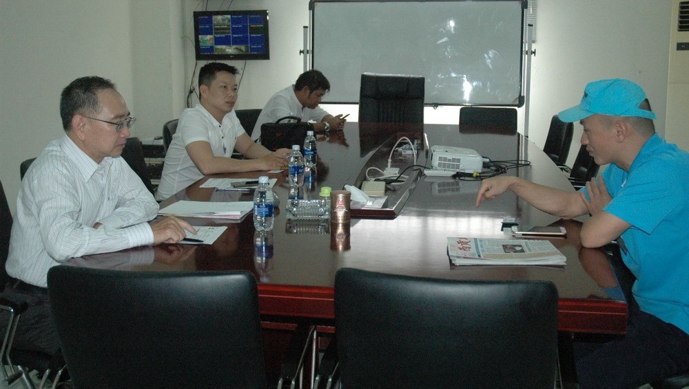 中資企業方正電機公司副總經理陳文偉(右)接受 採訪。（燕農攝）