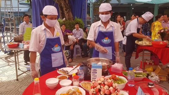 第五郡勞動聯團舉辦“當男人下廚時”烹飪比賽活動。（圖源：紅桃）