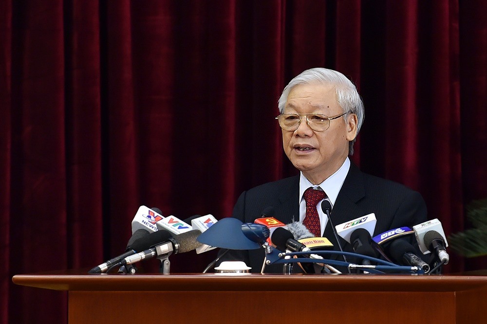 阮富仲總書記日前簽署頒行黨六中全會“關於繼續革新組織與管理體系，提高各公立事業單位的活動素質與效果”第19號《決議》。圖為阮富仲總書記。（圖源：NB）