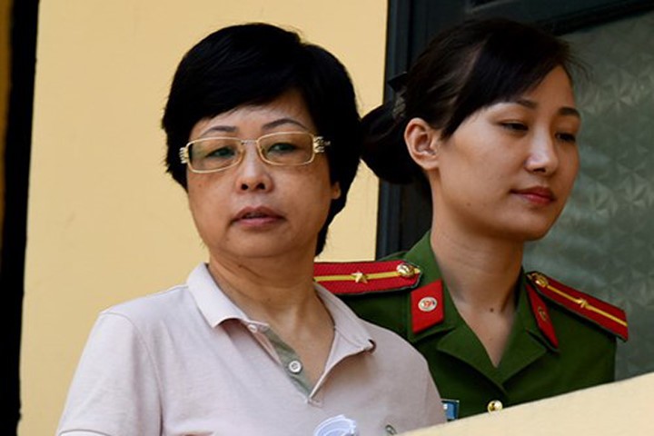 被告周氏秋娥(左)已向河內市人民法院提交上訴書，抗訴對被告宣判終身監禁的全部初審判決內容。（圖源：Zing.vn）