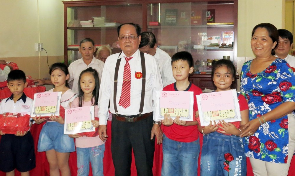 阮氏翠蓉主席(右一)和陳大業常值副理事長(右四) 向優秀子弟頒獎。