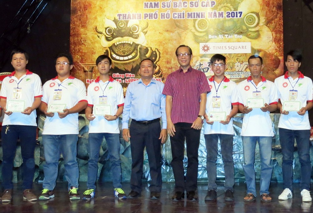 曾伯禮主任(右四)和阮清閒主任(右五)向學員頒發結業證書。