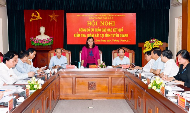 圖為國會司法委員會主任黎氏娥(中)在會議上發表講話。（圖源：成功）