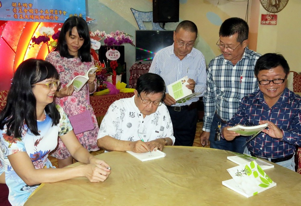 張世豪新著《春蠶》發行 ảnh 1