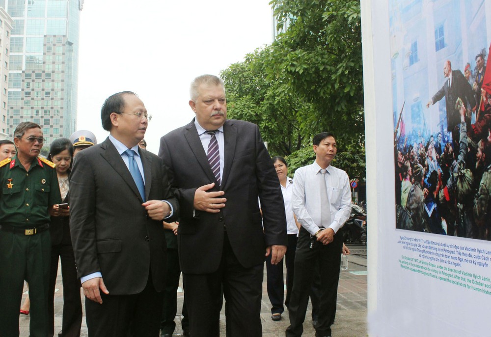 黨中央委員、市委常務副書記畢成剛與俄國駐本市總領事Aleksey Vladimirovich Popov 一起觀展。
