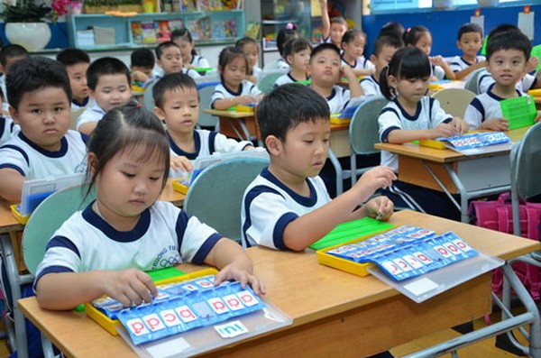 第五郡明道小學的一年級學生正在上課。