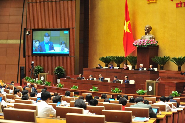 國會代表討論有關2018年至2020年國家財政和財政預算計劃現場一瞥。（圖源：VGP）