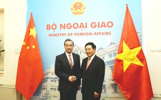 我國外長范平明(右)與中國外長王毅握手合照。(資料圖源:VOV)