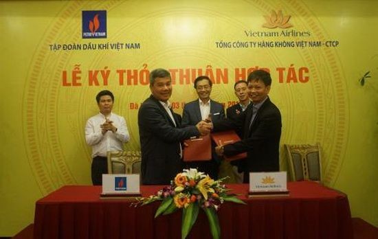 圖為PVN 與Vietnam Airlines代表人簽署合作協議書儀式。(圖源:PVN)