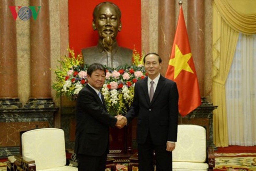 國家主席陳大光(右)接見日本經濟再生大臣茂木敏充。(圖源:VOV)