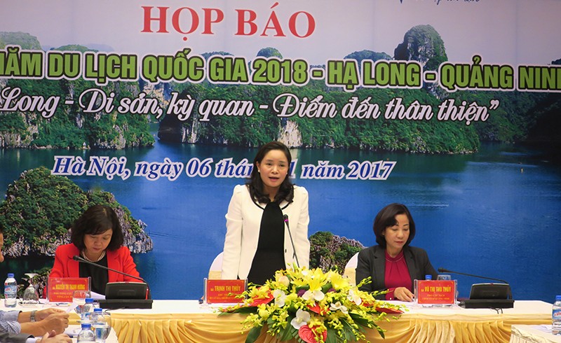 文體與旅遊部副部長鄭氏水(中)在新聞發佈會上發表講話。