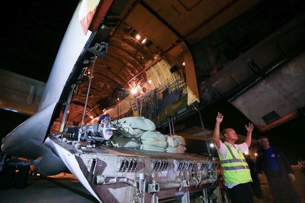 載著40噸救災物資救助12號颱風災民的俄國編號IL-76運輸機,昨(9)日凌晨零時30分降落慶和省金蘭國際機場。