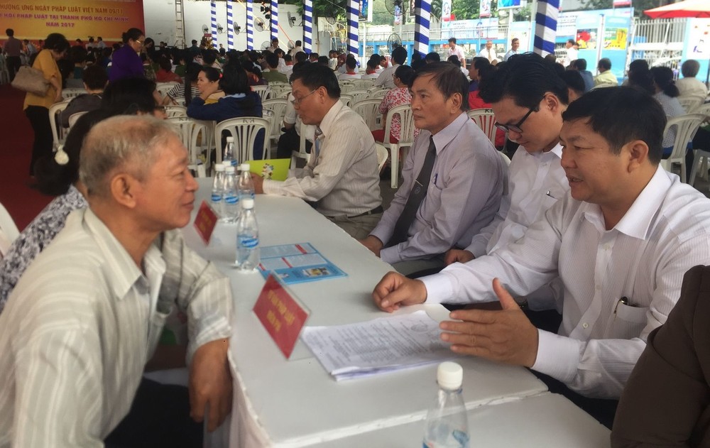當日約10名知名度的律師免費為市民解答關於法律知識,吸引眾多市民前來諮詢。