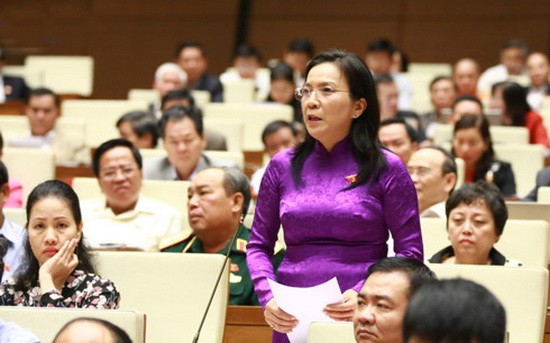 本市國會代表鄭玉翠在會議上發言。(圖源:VOV)