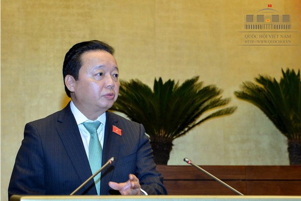 資源與環境部長陳紅河在會議上闡述有關《測量與地圖法》草案呈文。(圖源:Quochoi.vn)