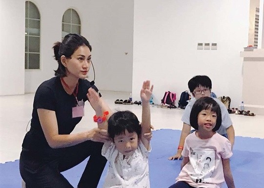 替身演員飛玉映在教導小朋友基本防禦自保技能。(圖源:互聯網)