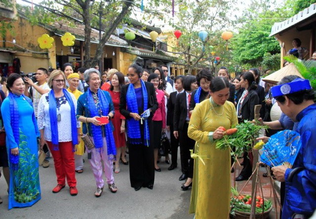 國家主席陳大光夫人阮氏賢(左一)同新加坡、泰國、菲律賓等各經濟體領導人的夫人參觀會安古埠。(圖源:長豐)
