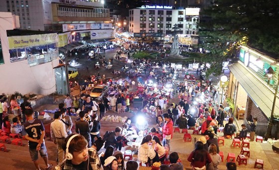 林同省文體與旅遊廳昨(12)日上午公佈了《旅遊文明行為規則》。圖為大勒夜市一瞥。（示意圖源：段堅）