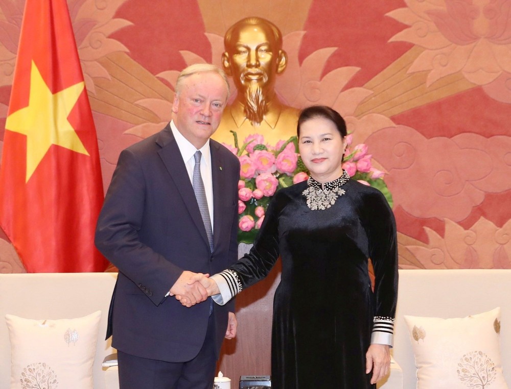 國會主席阮氏金銀(右)接見德勤全球公司主席大衛‧柯睿尚(David Cruickshank)。