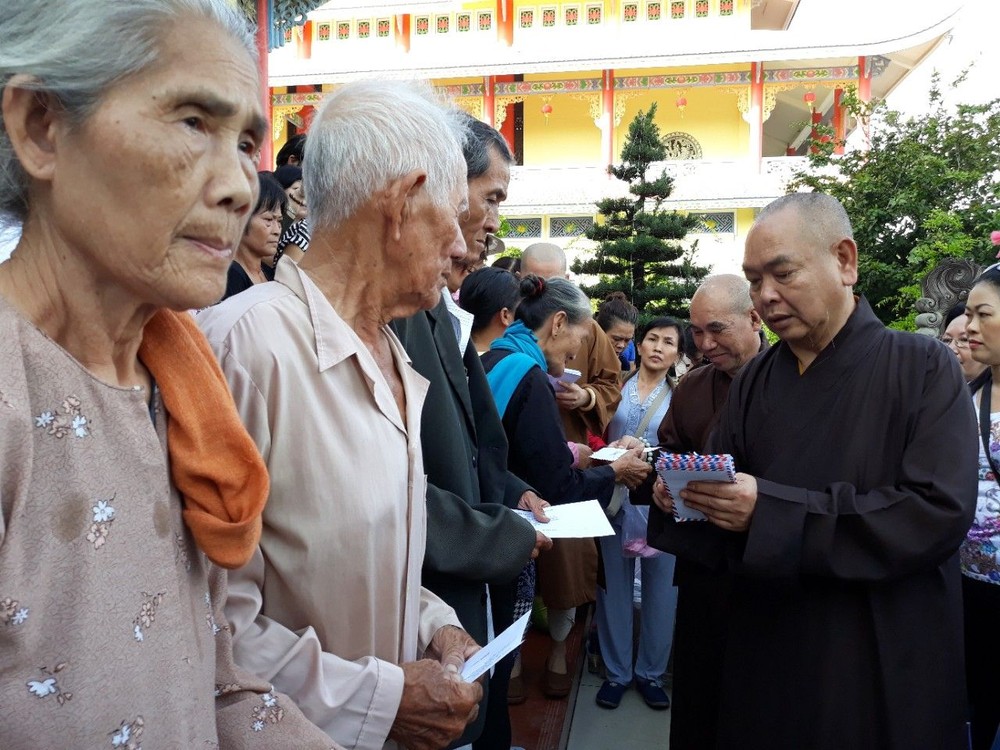 慈善團向分別集合在黃道寺和寶山寺共400戶貧困家庭贈送每份價值90萬元禮物,,其中現金40萬元,物資50萬元。