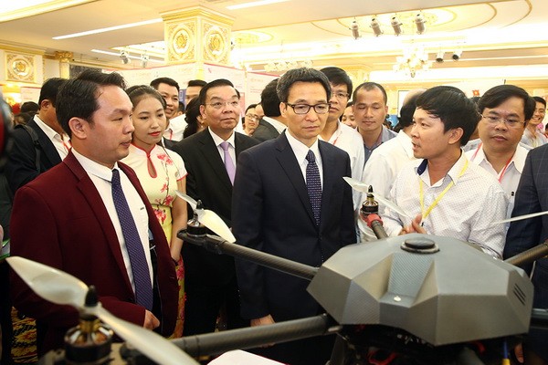 武德膽副總理(前排右二)參觀創業企業的革新創意產品。