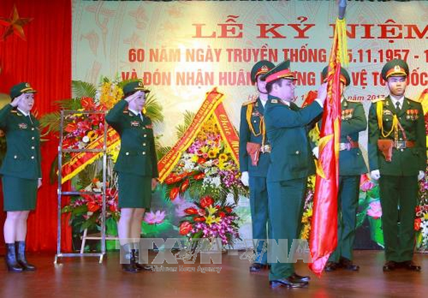 國防部副部長黎瞻上將在紀念會上受國家主席的委託,向軍隊圖書館授予一等捍衛祖國勳章。(圖源:越通社)