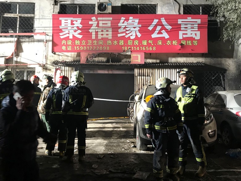 消防人員在現場工作。（圖源：新華網）